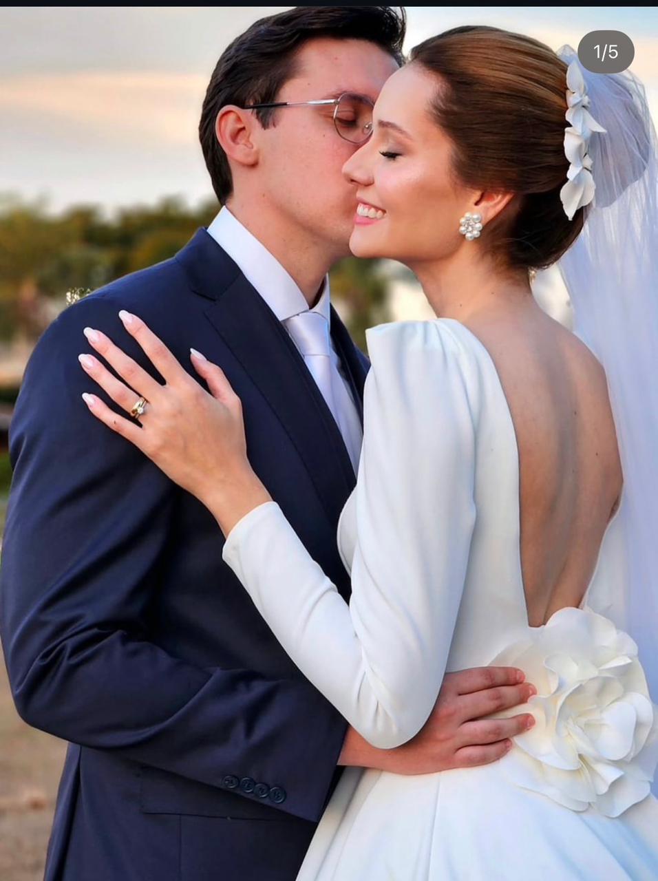 Casal elegante ao pôr do sol